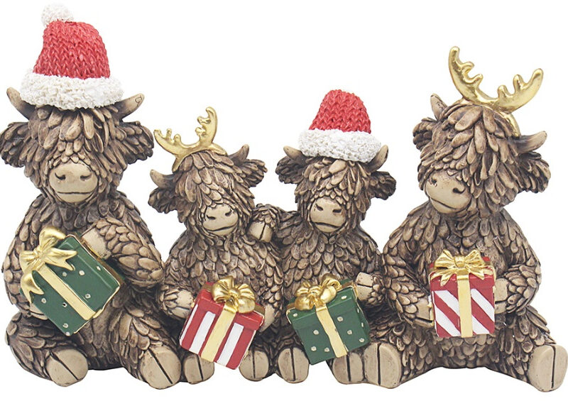 XMAS Highland Cow Family Holding Gifts